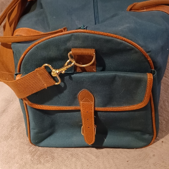 Duffle bag fancy straps are nice accents to this bag - Picture 5 of 10